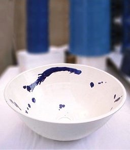 A hand painted hand basin with 'splatter' glaze